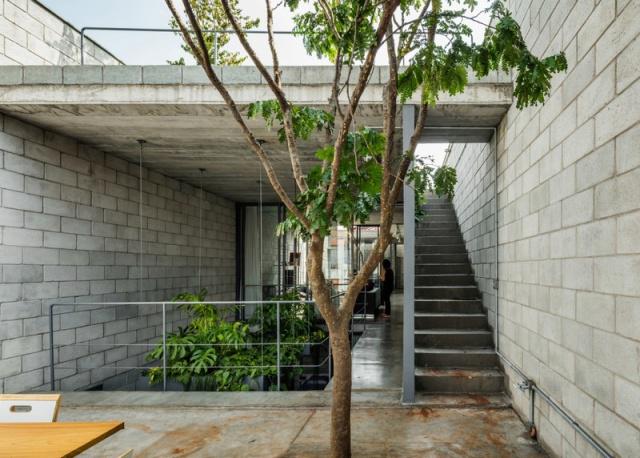 一個有室內(nèi)庭院的兩層小住宅，讓你感受中庭庭院的美