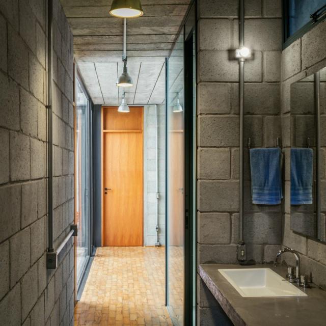 一個有室內(nèi)庭院的兩層小住宅，讓你感受中庭庭院的美